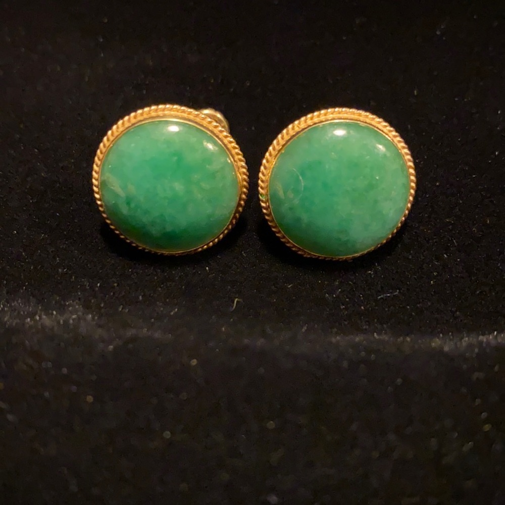 14K Gold green jade. Vintage Earrings.